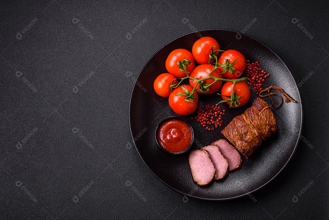 Delicioso peito de frango de carne defumada com sal, especiarias e ervas sobre um fundo escuro de concreto