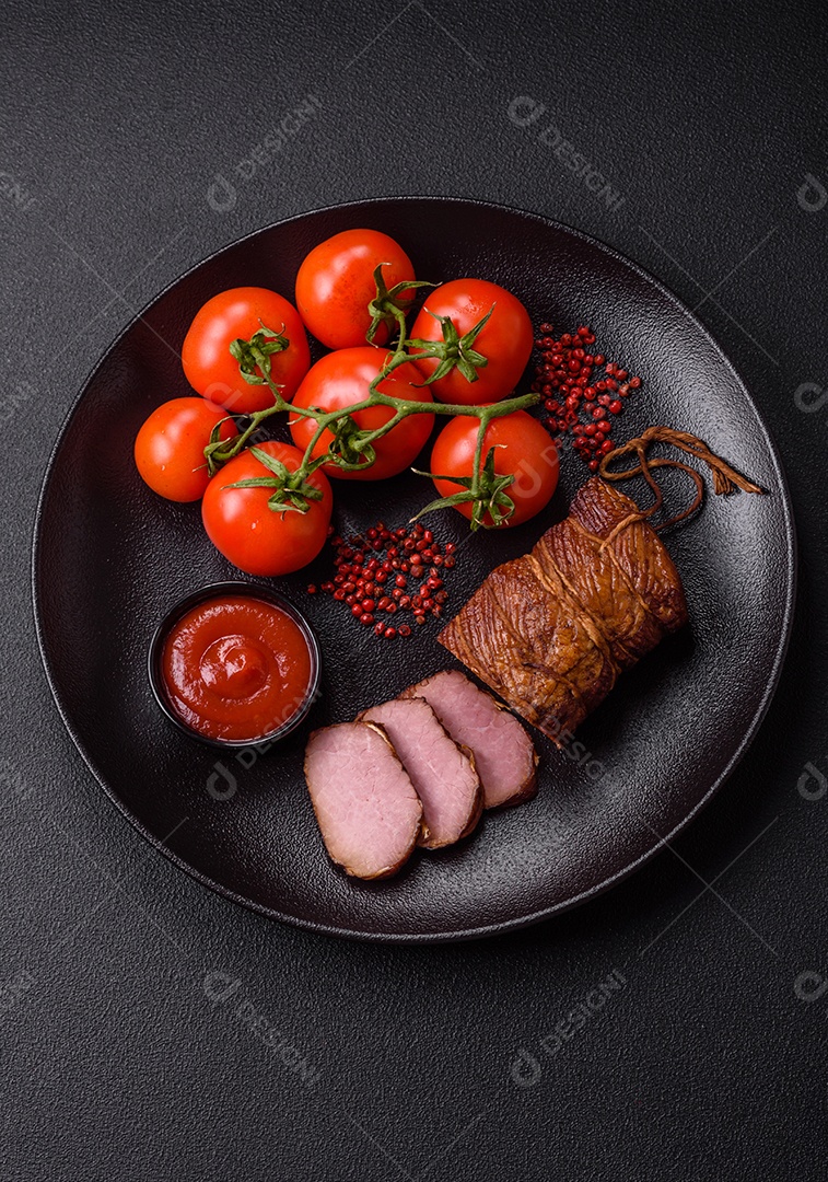Delicioso peito de frango de carne defumada com sal, especiarias e ervas sobre um fundo escuro de concreto
