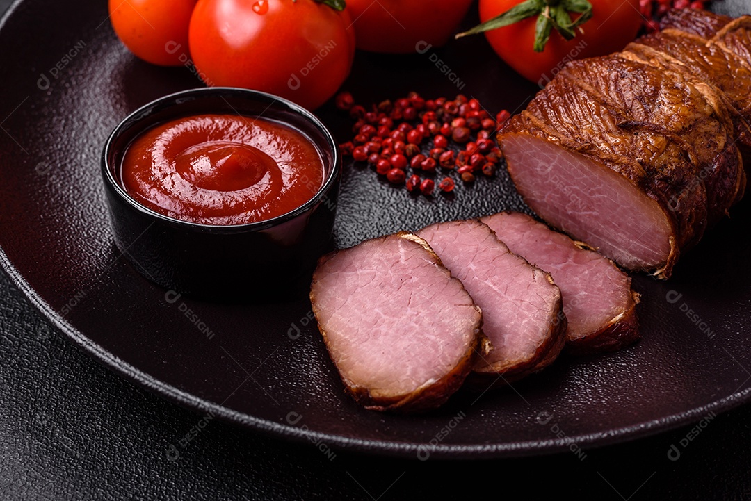 Delicioso peito de frango de carne defumada com sal, especiarias e ervas sobre um fundo escuro de concreto