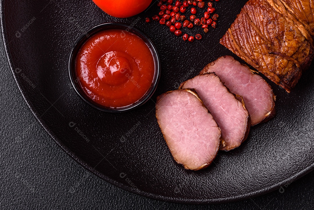 Delicioso peito de frango de carne defumada com sal, especiarias e ervas sobre um fundo escuro de concreto