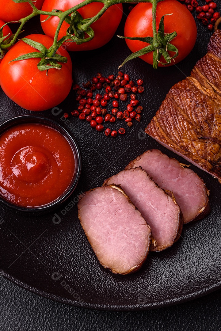 Delicioso peito de frango de carne defumada com sal, especiarias e ervas sobre um fundo escuro de concreto