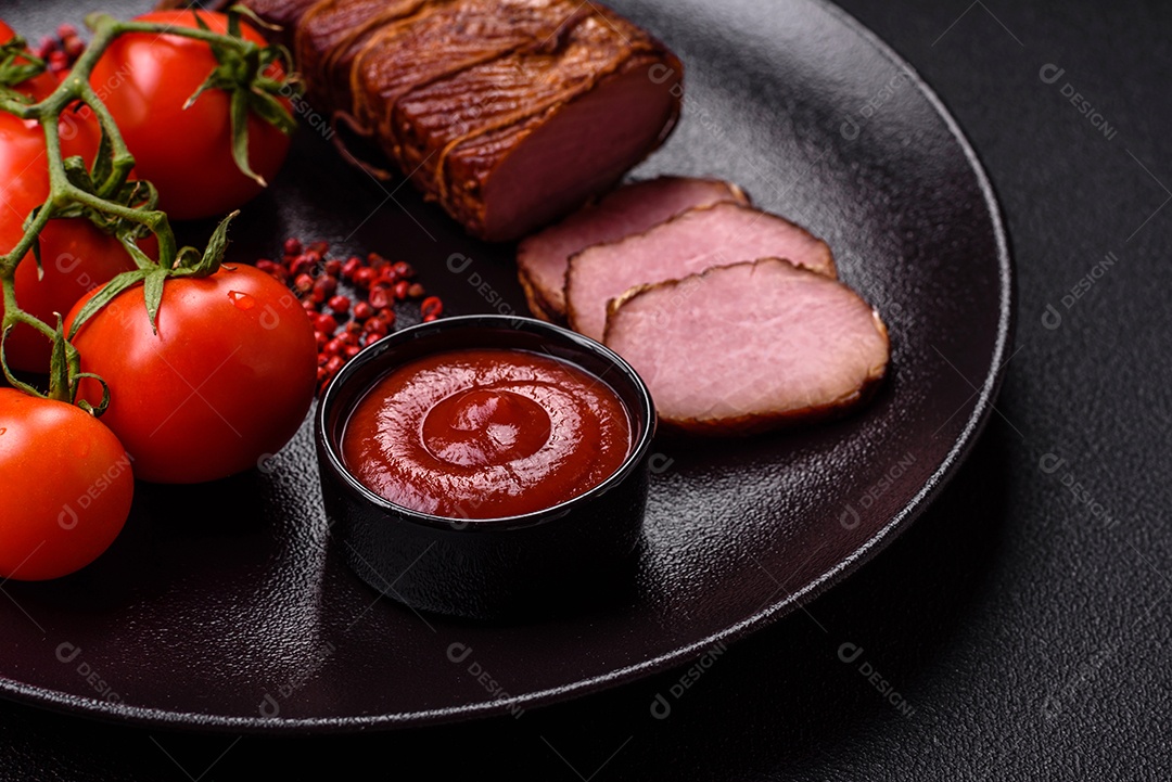 Delicioso peito de frango de carne defumada com sal, especiarias e ervas sobre um fundo escuro de concreto