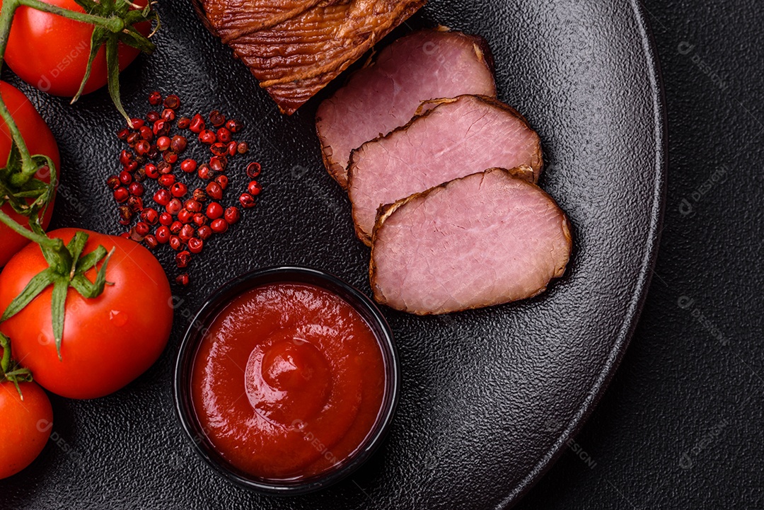 Delicioso peito de frango de carne defumada com sal, especiarias e ervas sobre um fundo escuro de concreto