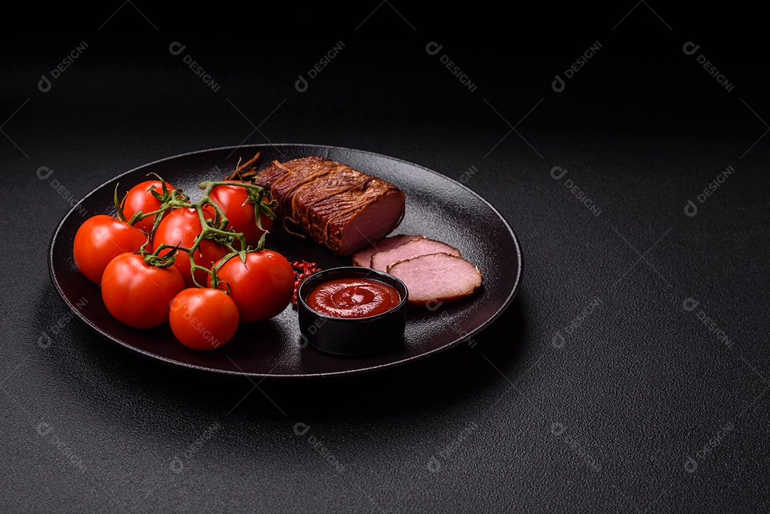 Delicioso peito de frango de carne defumada com sal, especiarias e ervas sobre um fundo escuro de concreto