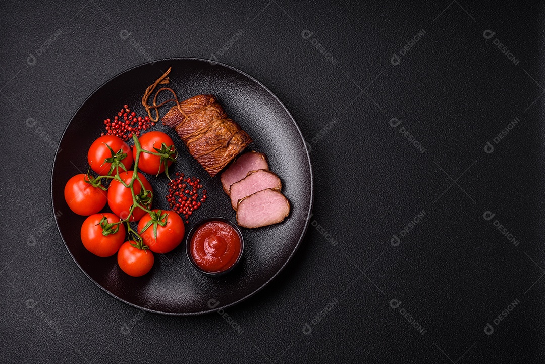 Delicioso peito de frango de carne defumada com sal, especiarias e ervas sobre um fundo escuro de concreto