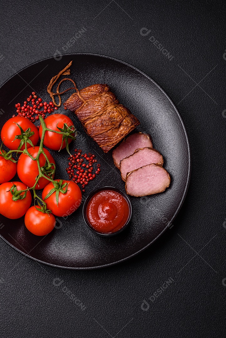 Delicioso peito de frango de carne defumada com sal, especiarias e ervas sobre um fundo escuro de concreto