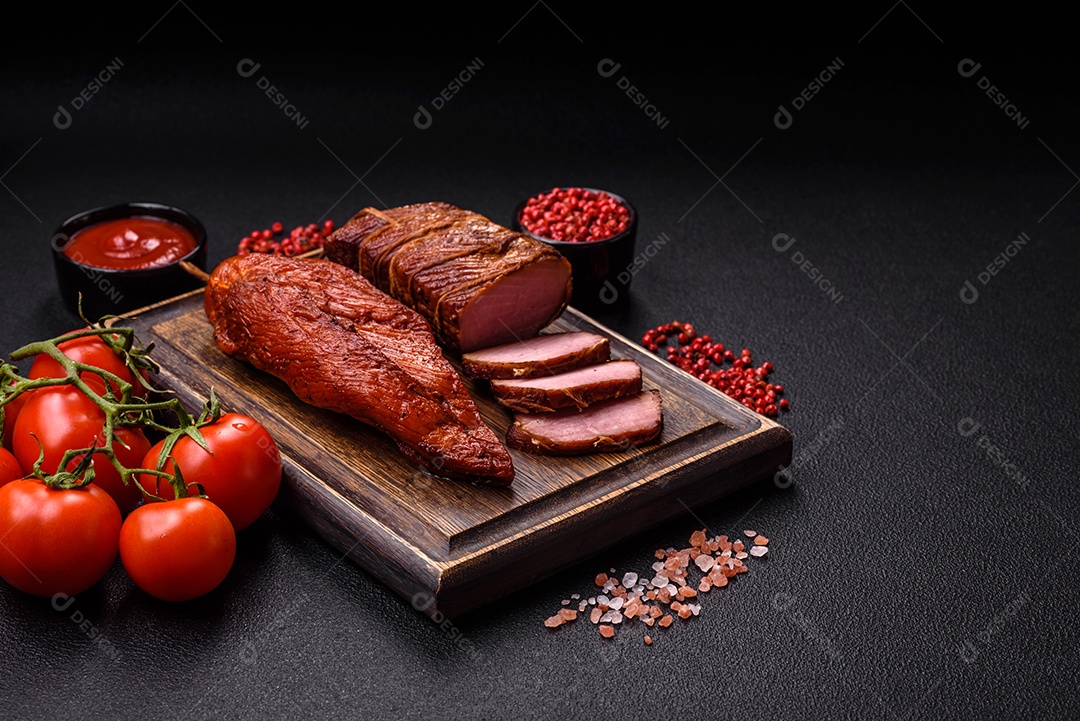 Delicioso peito de frango de carne defumada com sal, especiarias e ervas sobre um fundo escuro de concreto
