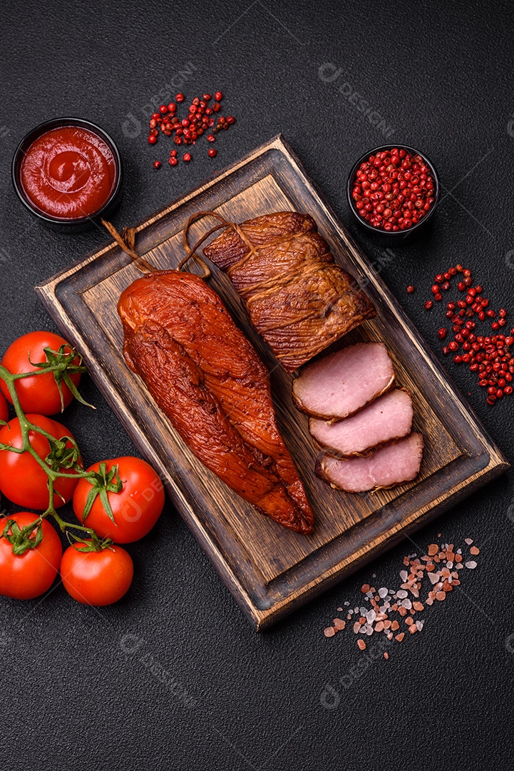 Delicioso peito de frango de carne defumada com sal, especiarias e ervas sobre um fundo escuro de concreto