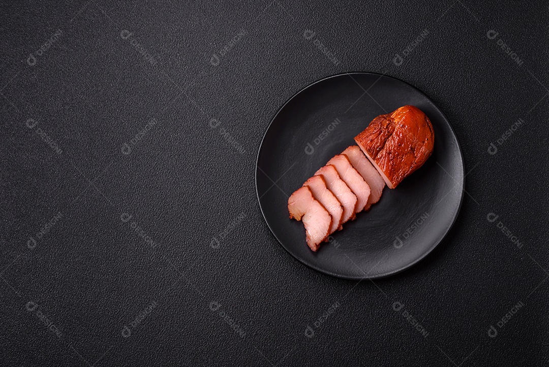 Delicioso peito de frango de carne defumada com sal, especiarias e ervas sobre um fundo escuro de concreto