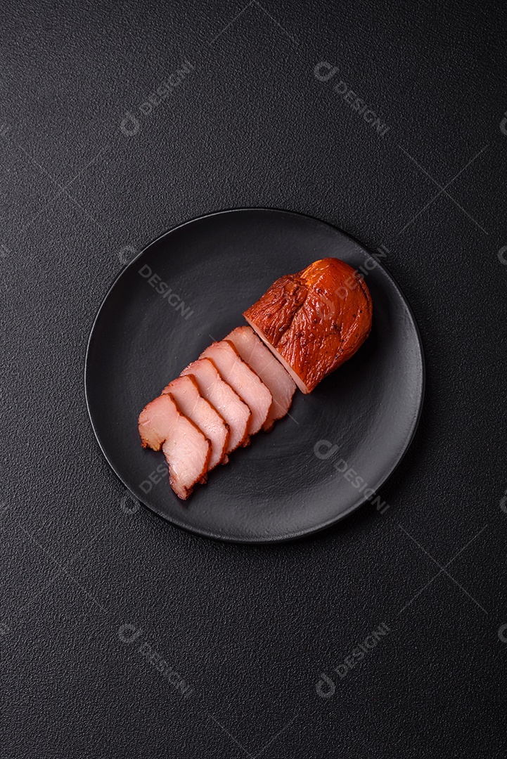 Delicioso peito de frango de carne defumada com sal, especiarias e ervas sobre um fundo escuro de concreto