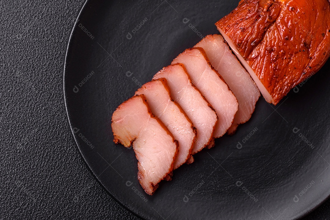 Delicioso peito de frango de carne defumada com sal, especiarias e ervas sobre um fundo escuro de concreto