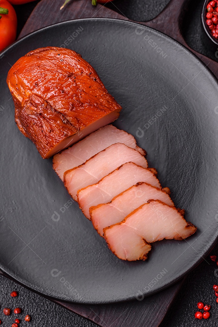 Delicioso peito de frango de carne defumada com sal, especiarias e ervas sobre um fundo escuro de concreto