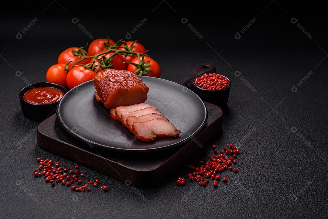 Delicioso peito de frango de carne defumada com sal, especiarias e ervas sobre um fundo escuro de concreto