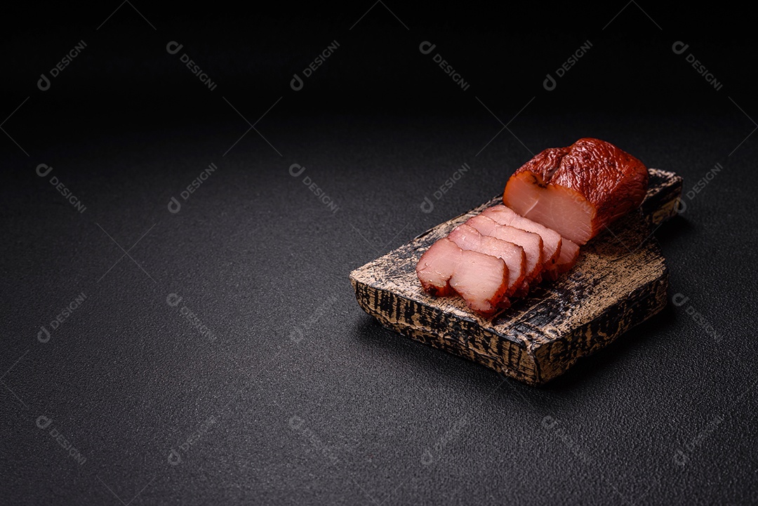 Delicioso peito de frango de carne defumada com sal, especiarias e ervas sobre um fundo escuro de concreto