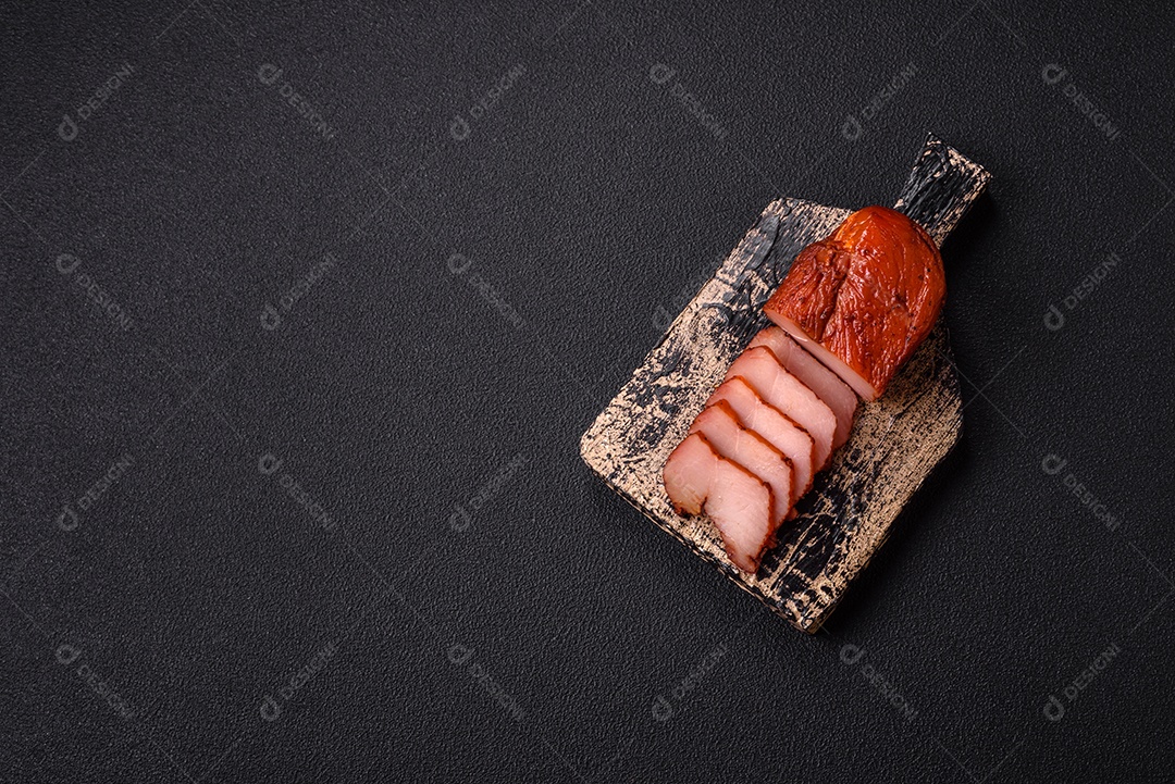 Delicioso peito de frango de carne defumada com sal, especiarias e ervas sobre um fundo escuro de concreto