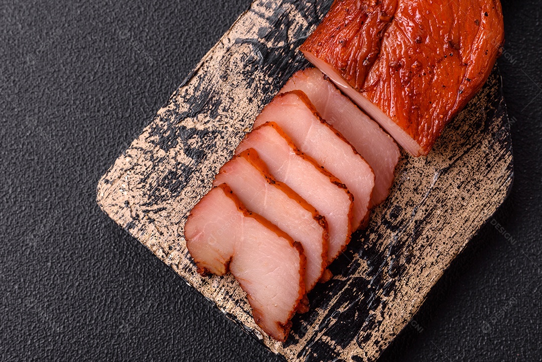 Delicioso peito de frango de carne defumada com sal, especiarias e ervas sobre um fundo escuro de concreto