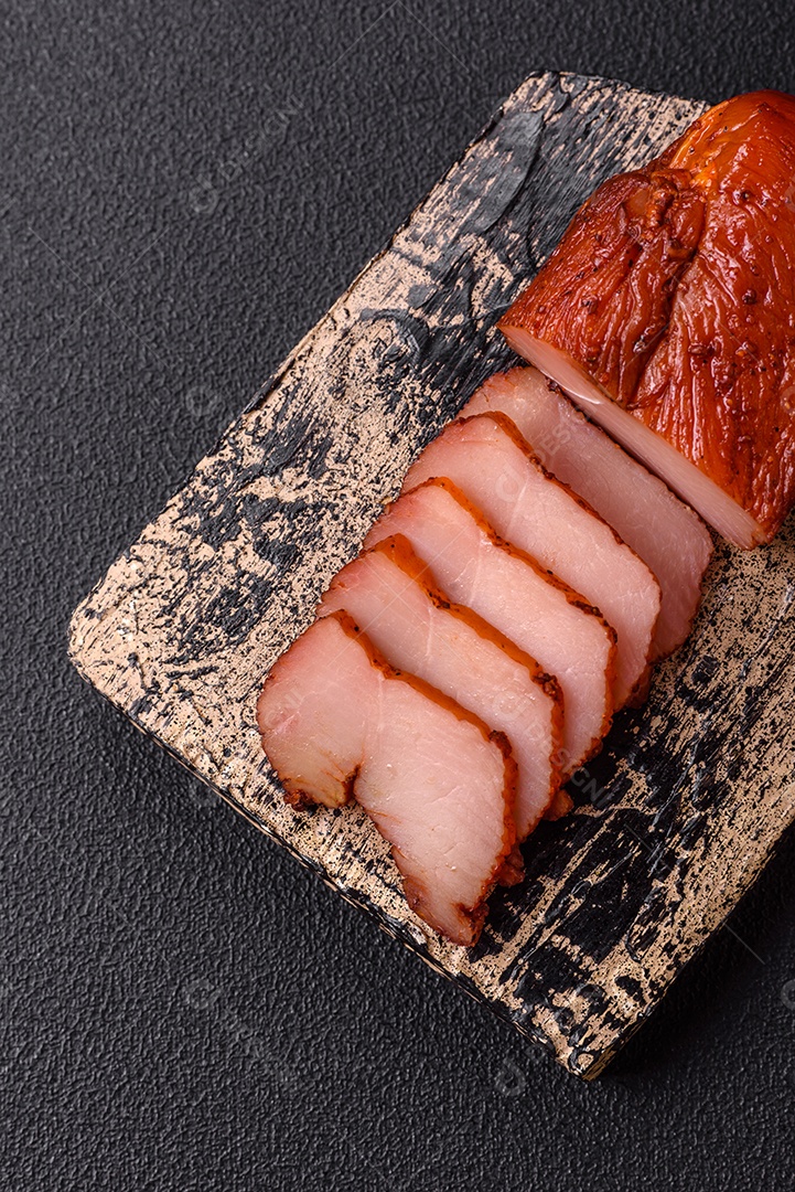 Delicioso peito de frango de carne defumada com sal, especiarias e ervas sobre um fundo escuro de concreto