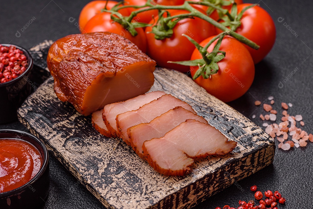 Delicioso peito de frango de carne defumada com sal, especiarias e ervas sobre um fundo escuro de concreto