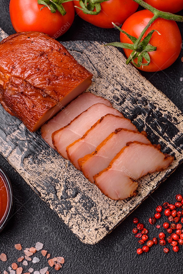 Feijão vermelho enlatado com sal e especiarias numa tigela branca como ingrediente para fazer um pequeno-almoço saudável