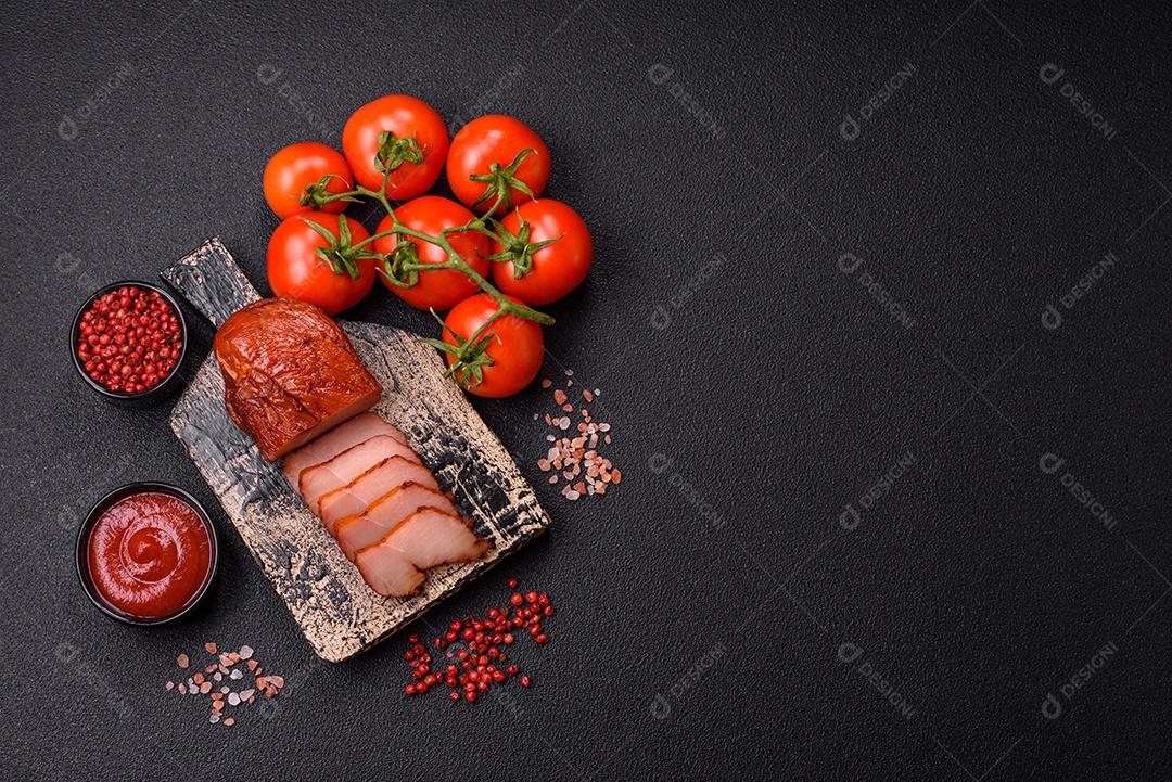 Feijão vermelho enlatado com sal e especiarias numa tigela branca como ingrediente para fazer um pequeno-almoço saudável