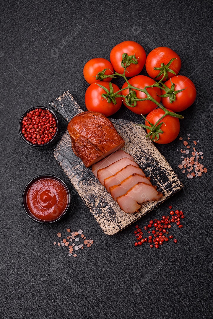 Feijão vermelho enlatado com sal e especiarias numa tigela branca como ingrediente para fazer um pequeno-almoço saudável