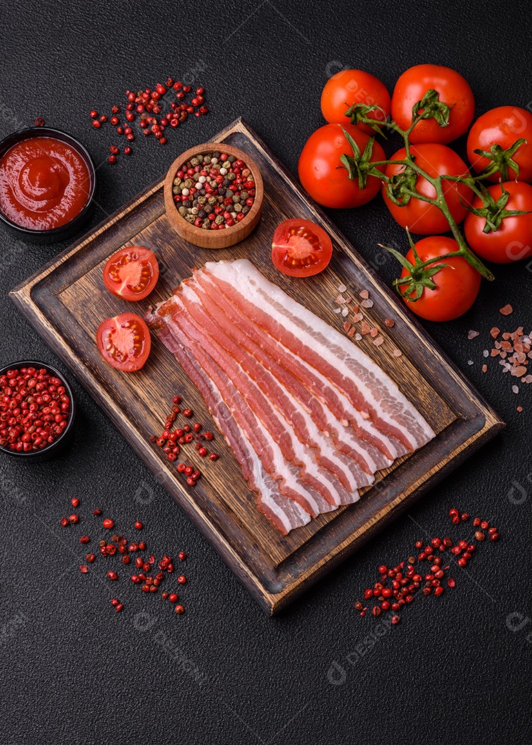 Delicioso bacon frito fresco com sal e especiarias sobre fundo escuro como ingrediente para preparar um farto café da manhã