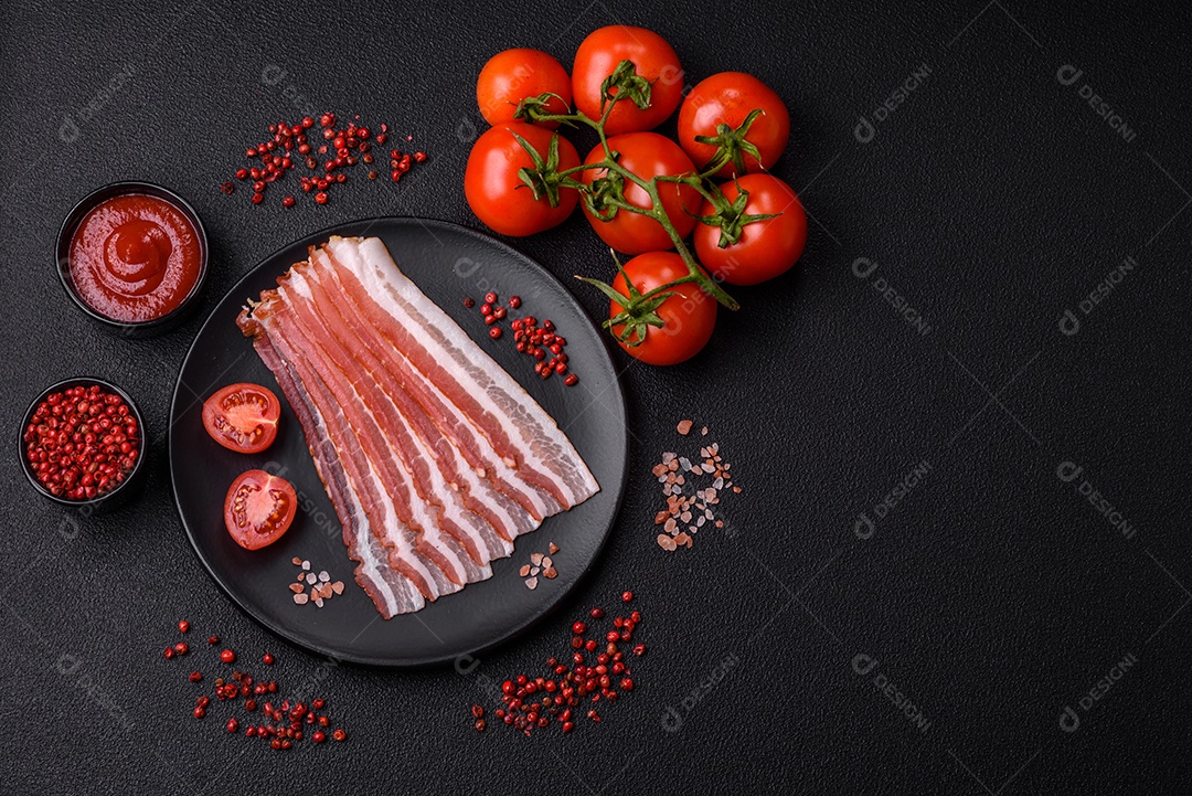 Delicioso bacon frito fresco com sal e especiarias sobre fundo escuro como ingrediente para preparar um farto café da manhã