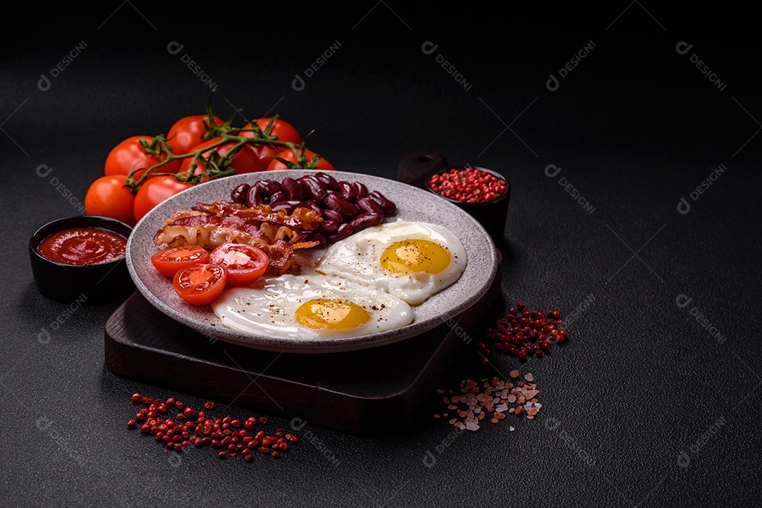 Café da manhã inglês com ovos fritos, bacon, feijão, tomate, especiarias e ervas. Um início de dia saudável e nutritivo