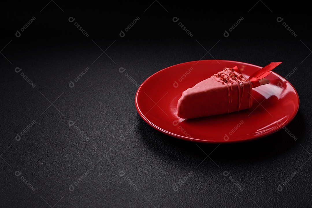 Delicioso cheesecake doce com frutas cobertas de glacê com uma vara de madeira sobre um fundo escuro de concreto