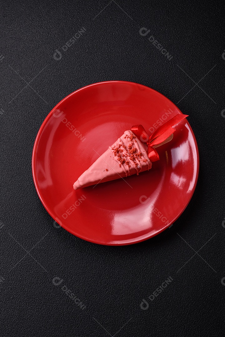 Delicioso cheesecake doce com frutas cobertas de glacê com uma vara de madeira sobre um fundo escuro de concreto