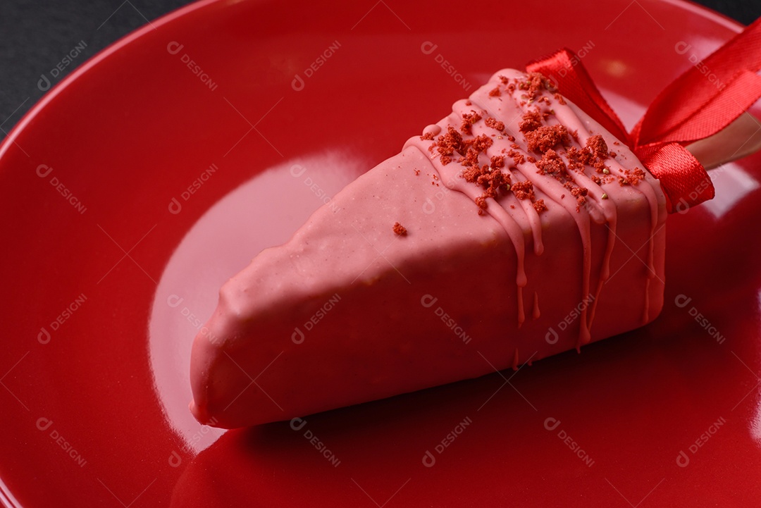 Delicioso cheesecake doce com frutas cobertas de glacê com uma vara de madeira sobre um fundo escuro de concreto