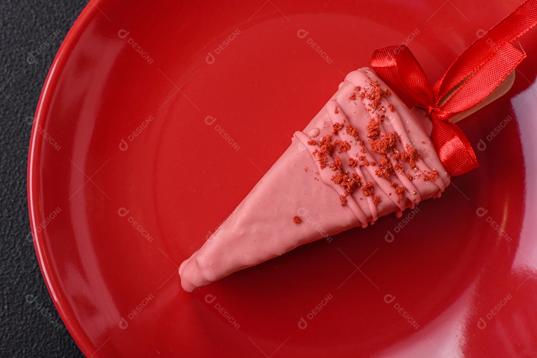 Delicioso cheesecake doce com frutas cobertas de glacê com uma vara de madeira sobre um fundo escuro de concreto