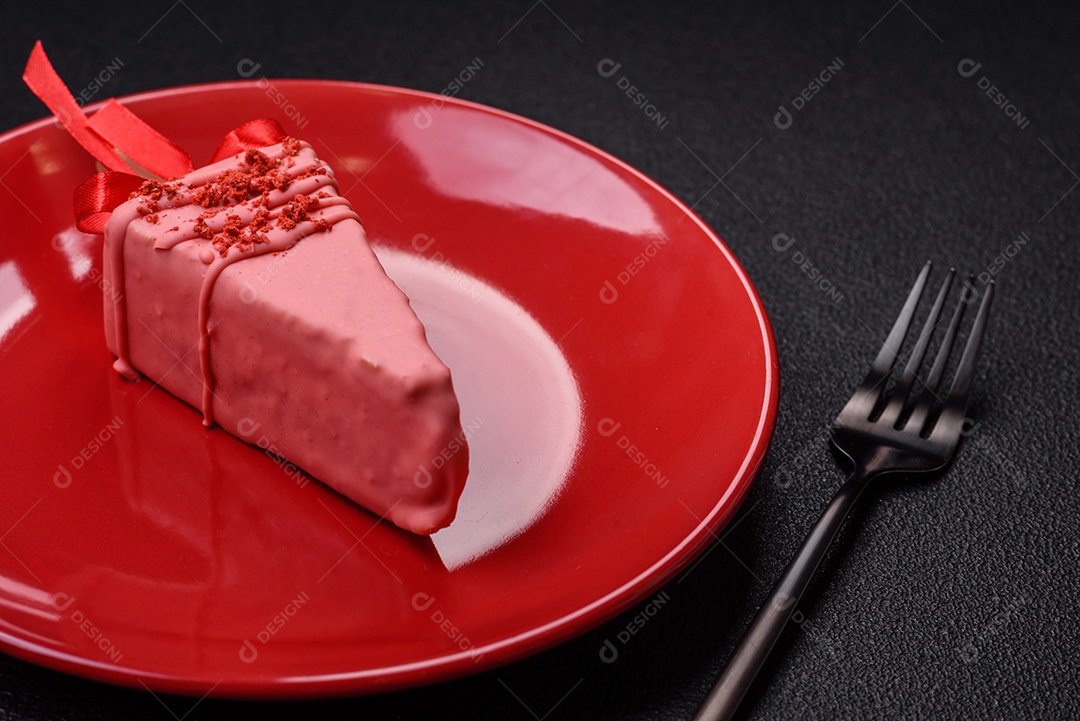 Delicioso cheesecake doce com frutas cobertas de glacê com uma vara de madeira sobre um fundo escuro de concreto