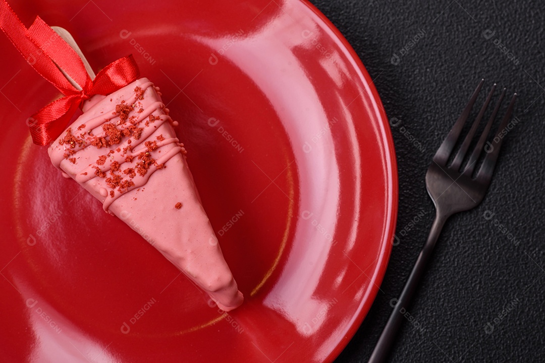 Delicioso cheesecake doce com frutas cobertas de glacê com uma vara de madeira sobre um fundo escuro de concreto