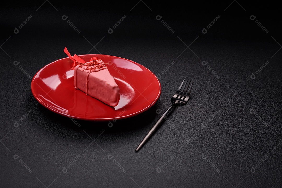 Delicioso cheesecake doce com frutas cobertas de glacê com uma vara de madeira sobre um fundo escuro de concreto