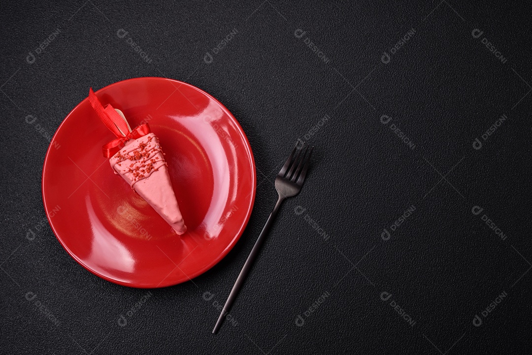 Delicioso cheesecake doce com frutas cobertas de glacê com uma vara de madeira sobre um fundo escuro de concreto