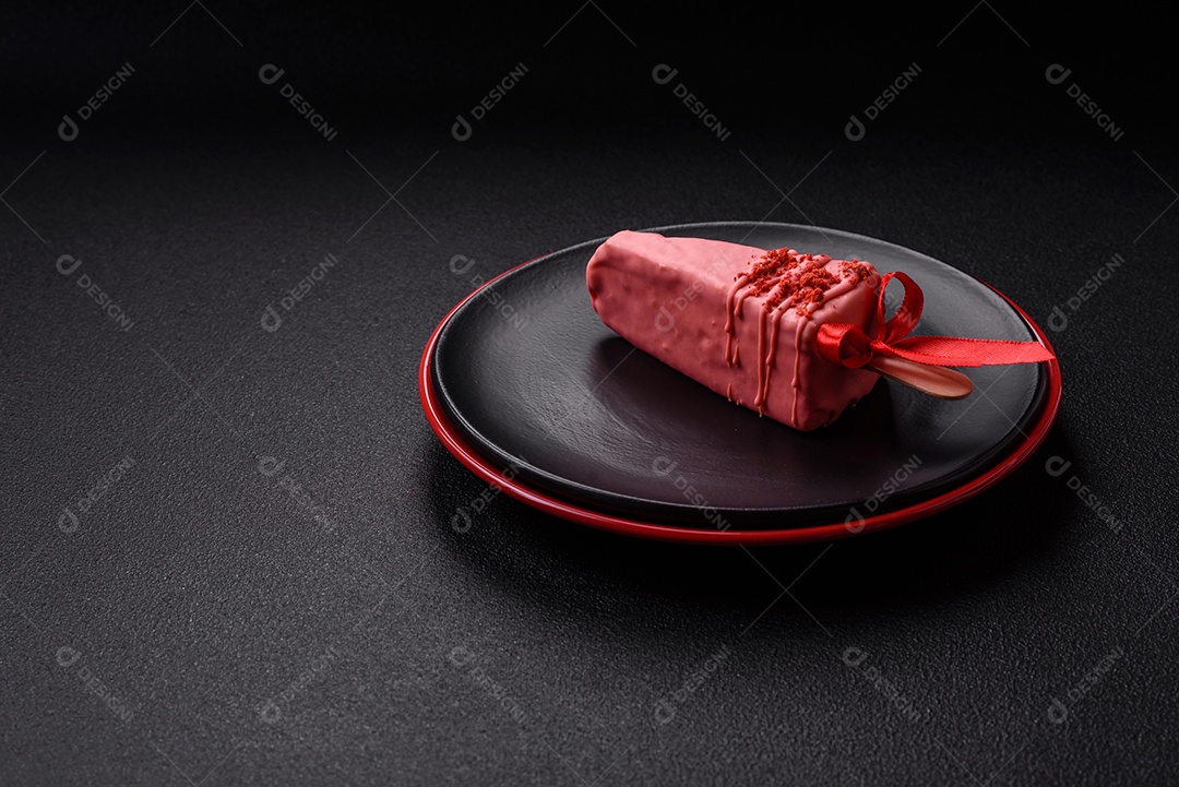 Delicioso cheesecake doce com frutas cobertas de glacê com uma vara de madeira sobre um fundo escuro de concreto