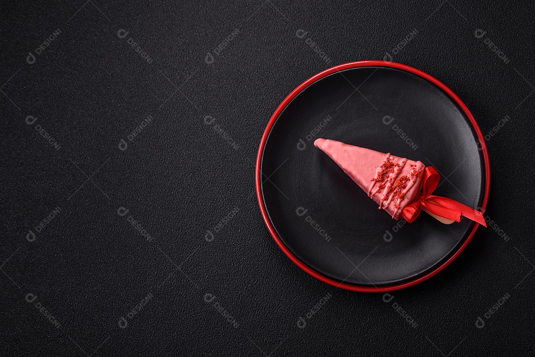 Delicioso cheesecake doce com frutas cobertas de glacê com uma vara de madeira sobre um fundo escuro de concreto