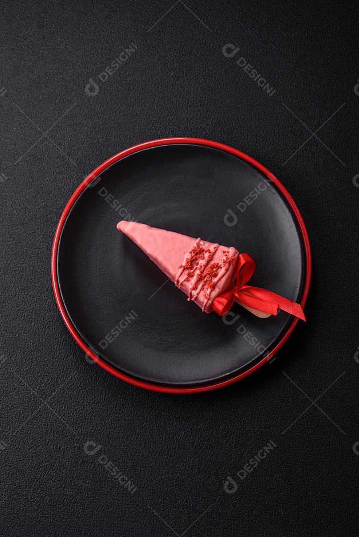 Delicioso cheesecake doce com frutas cobertas de glacê com uma vara de madeira sobre um fundo escuro de concreto