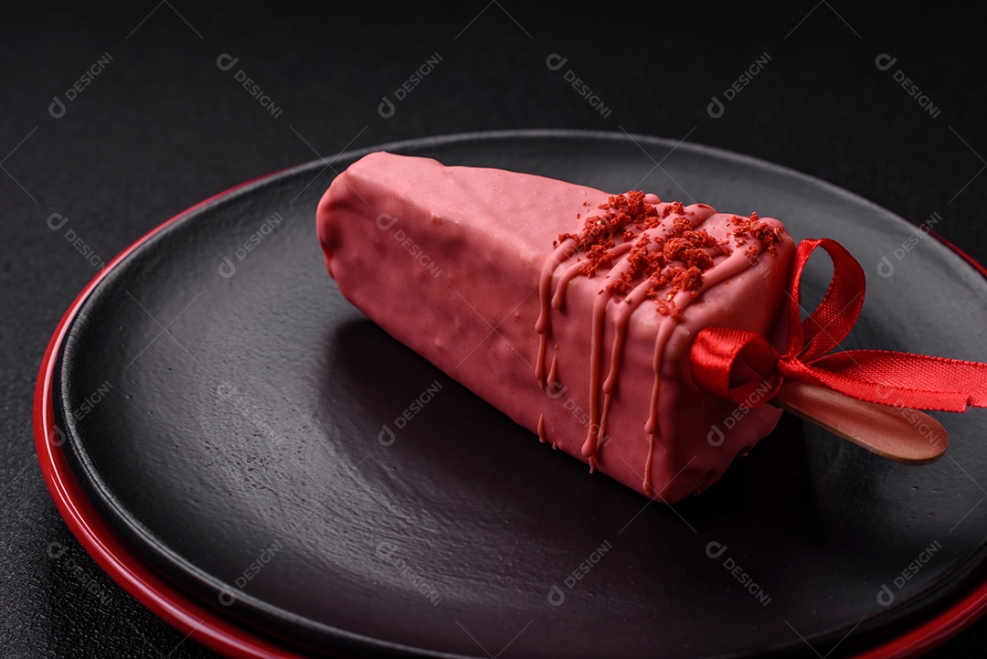 Delicioso cheesecake doce com frutas cobertas de glacê com uma vara de madeira sobre um fundo escuro de concreto