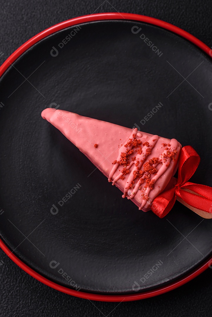 Delicioso cheesecake doce com frutas cobertas de glacê com uma vara de madeira sobre um fundo escuro de concreto