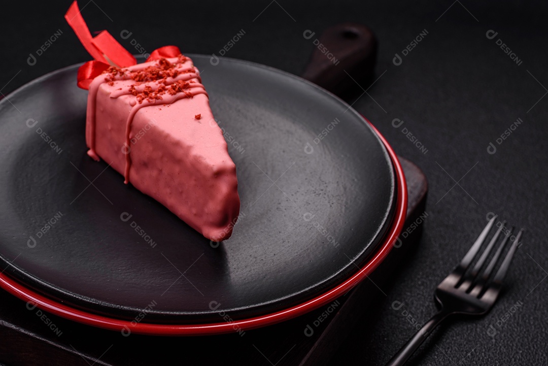 Delicioso cheesecake doce com frutas cobertas de glacê com uma vara de madeira sobre um fundo escuro de concreto