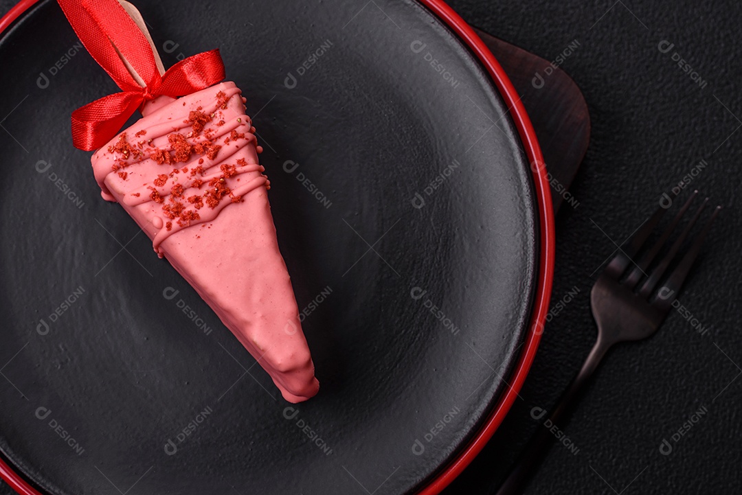 Delicioso cheesecake doce com frutas cobertas de glacê com uma vara de madeira sobre um fundo escuro de concreto