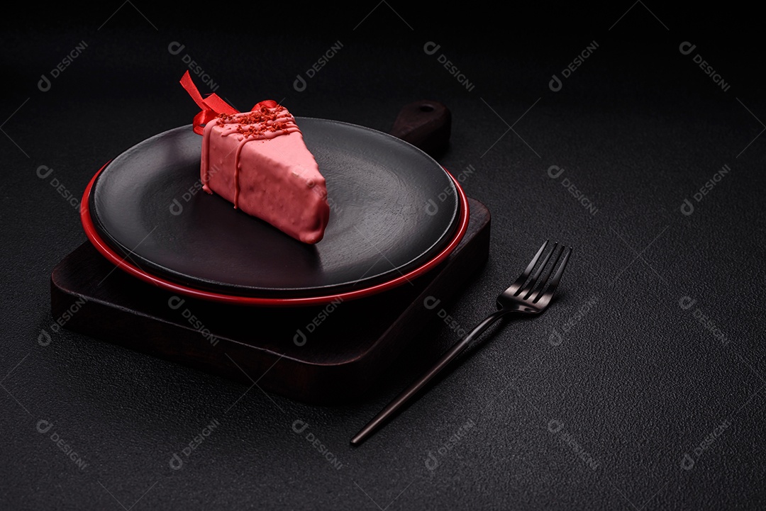 Delicioso cheesecake doce com frutas cobertas de glacê com uma vara de madeira sobre um fundo escuro de concreto