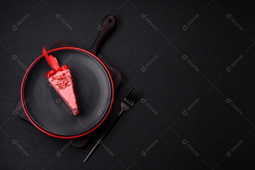 Delicioso cheesecake doce com frutas cobertas de glacê com uma vara de madeira sobre um fundo escuro de concreto