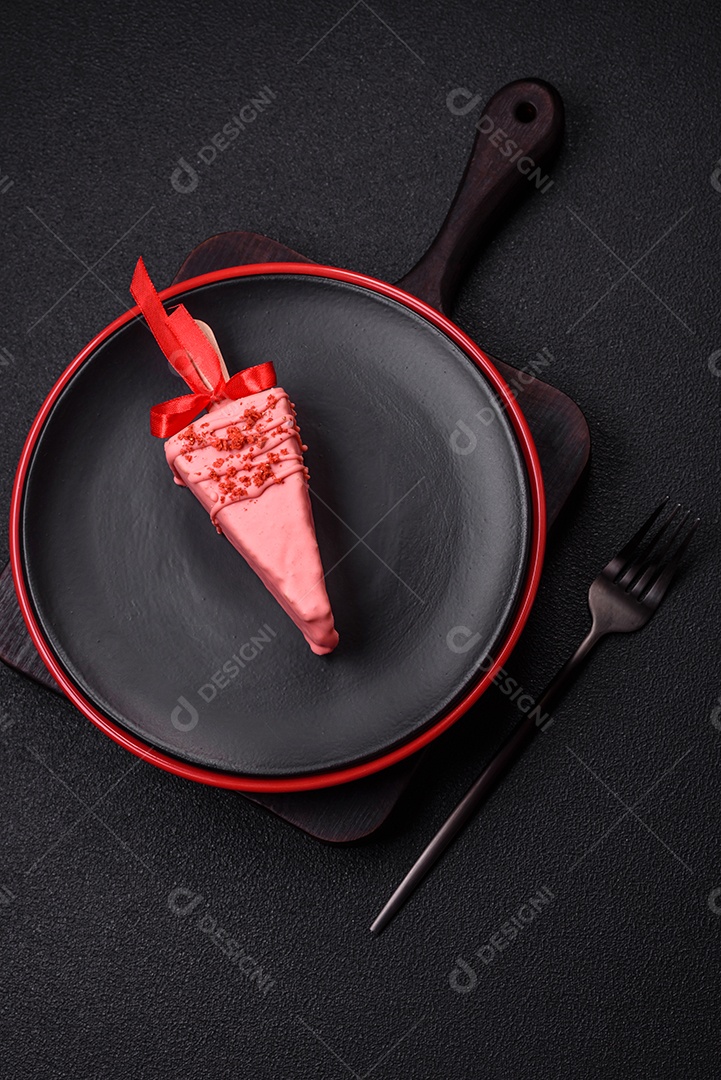 Delicioso cheesecake doce com frutas cobertas de glacê com uma vara de madeira sobre um fundo escuro de concreto