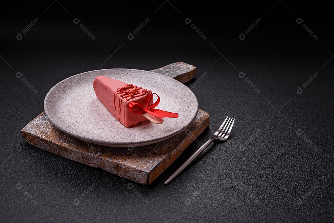 Delicioso cheesecake doce com frutas cobertas de glacê com uma vara de madeira sobre um fundo escuro de concreto