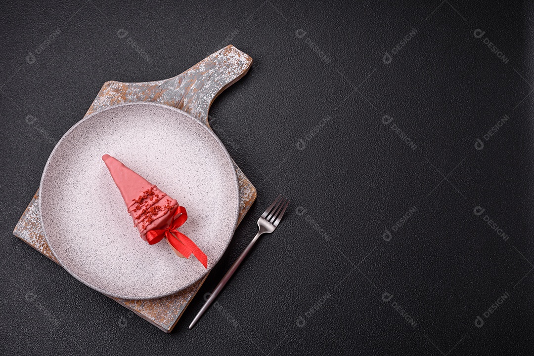 Delicioso cheesecake doce com frutas cobertas de glacê com uma vara de madeira sobre um fundo escuro de concreto