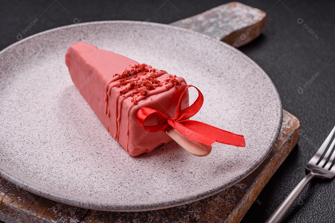 Delicioso cheesecake doce com frutas cobertas de glacê com uma vara de madeira sobre um fundo escuro de concreto