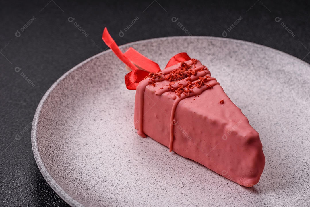 Delicioso cheesecake doce com frutas cobertas de glacê com uma vara de madeira sobre um fundo escuro de concreto